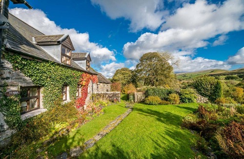 Llanuwchllyn Cabaña | Ty-Mawr | Self Catering Stone Farmhouse near Bala, North Wales