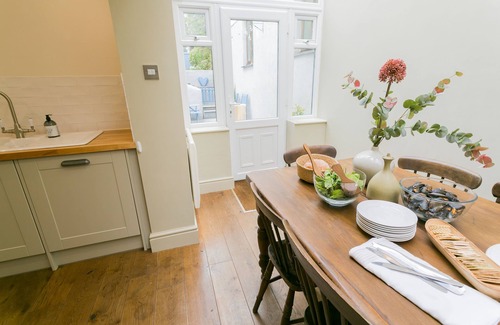 Beaumaris Cabaña | Ty Medi - a town that sleeps 6 guests in 4 bedrooms