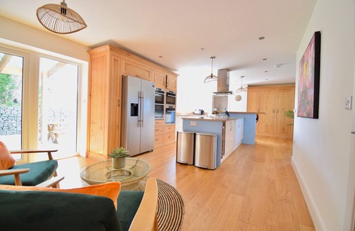 New Quay Casa | TY NI, pet friendly, luxury holiday cottage, with hot tub in New Quay