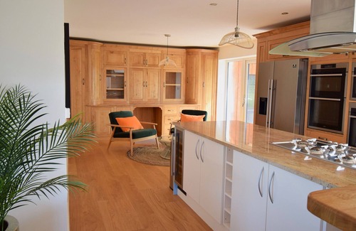 New Quay Casa | TY NI, pet friendly, luxury holiday cottage, with hot tub in New Quay