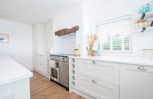 Dinas Cross Cabaña | Ty Perci Penrhiw, Holiday Cottage Cwm Yr Eglwys, Sleeps 8, 4 bedrooms, bathrooms
