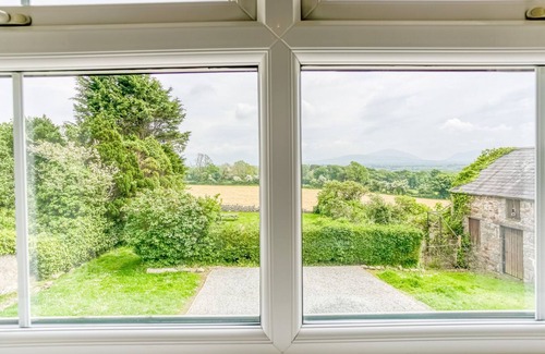 Brynsiencyn Cabaña | Ty Poeth - a dog that sleeps 8 guests in 4 bedrooms