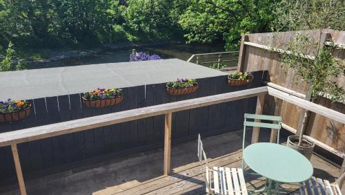 Taff's Well Apartamento | Ty Taf 2 Bed Cottage with Deck & Easy transport links