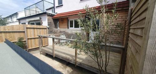 Taff's Well Apartamento | Ty Taf 2 Bed Cottage with Deck & Easy transport links
