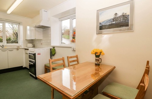 Llanfihangel Tal-y-llyn Casa | TY TWMP / TUMP COTTAGE, with a garden in Tal-Y-Bont-On-Usk
