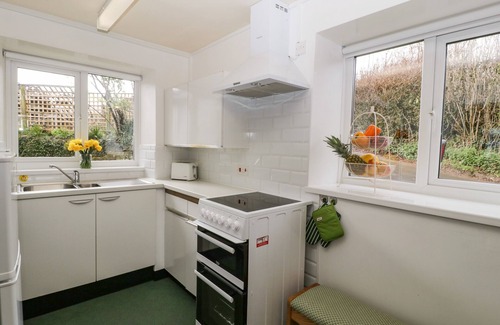 Llanfihangel Tal-y-llyn Casa | TY TWMP / TUMP COTTAGE, with a garden in Tal-Y-Bont-On-Usk