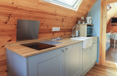 Bethania Cabaña | TY TWT TEIFI, romantic, with hot tub in Llanddewi-Brefi