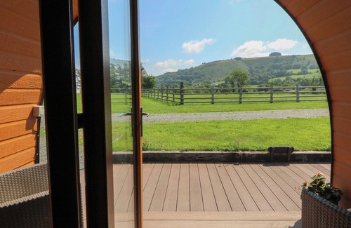 Bethania Cabaña | TY TWT TEIFI, romantic, with hot tub in Llanddewi-Brefi