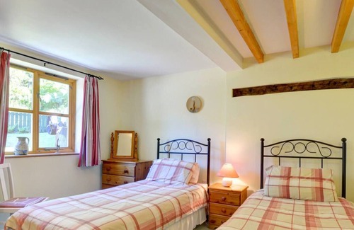 Machynlleth Casa | Una atractiva conversión de granero, con paredes de piedra y revestidas de madera, en la granja de ovejas en funcionamiento de los propietarios i