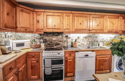 Newport Cabaña | TYDDYN BACH, family friendly in Newport, Pembrokeshire