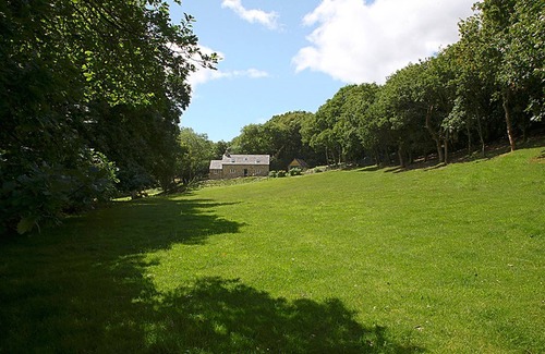 Tal-y-Cafn Cabaña | La cabaña está enclavada en un bosque y con vistas a un campo en The Bodnant Estate, cerca de Conwy.