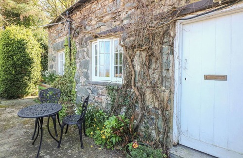 Bangor Cabaña | TYDDYN ISAF BACH, romantic, with open fire in Talybont Near Bangor