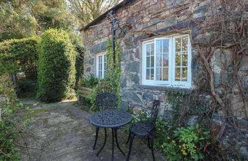 Bangor Cabaña | TYDDYN ISAF BACH, romantic, with open fire in Talybont Near Bangor