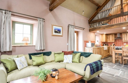 Penrhyndeudraeth Cabaña | TYN LLWYN CORNEL ECO BARN, pet friendly, with open fire in Garreg