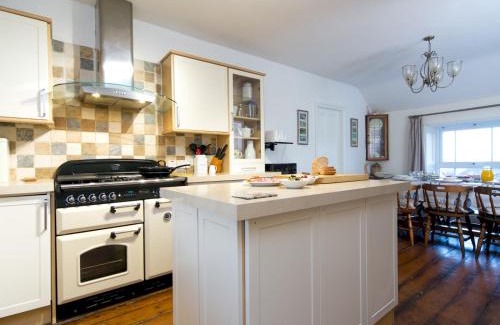 Moelfre Casa | Tyn Lon, Moelfre, A Traditional Welsh Home By The Coast Pass the Keys