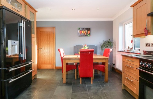 Bodorgan Cabaña | TYN RALLT ICE CREAM FARM, family friendly, with hot tub in Newborough