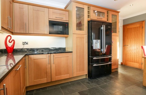 Bodorgan Cabaña | TYN RALLT ICE CREAM FARM, family friendly, with hot tub in Newborough