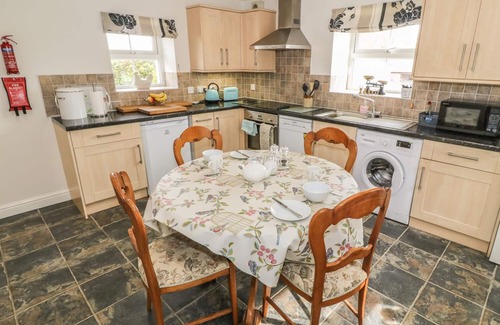 Brynsiencyn Casa | Tyn Y Giat, BRYNSIENCYN
