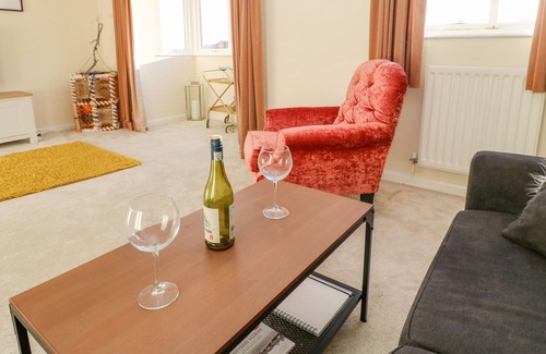 North Shields Cabaña | TYNE VIEW, pet friendly, character holiday cottage in North Shields