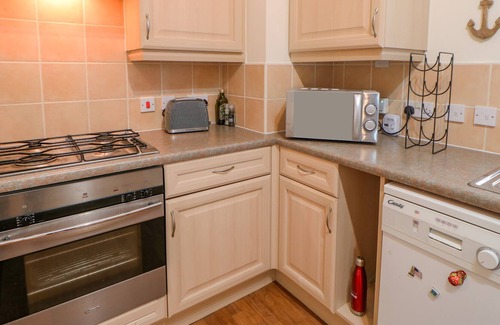 North Shields Cabaña | TYNE VIEW, pet friendly, character holiday cottage in North Shields