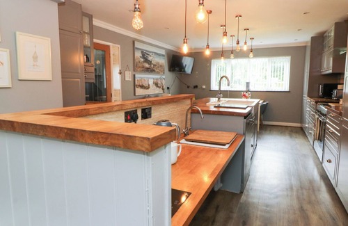 Bethania Casa | TYNEWYDD FIELDS, pet friendly, with pool in Cross Inn