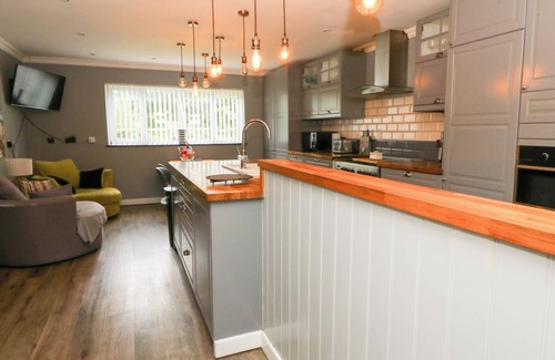 Bethania Casa | TYNEWYDD FIELDS, pet friendly, with pool in Cross Inn