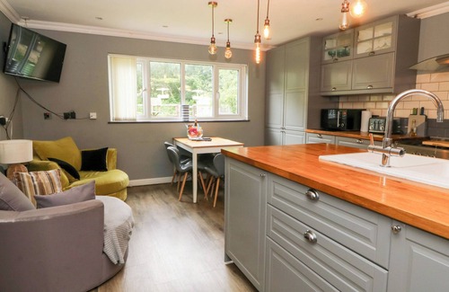Bethania Casa | TYNEWYDD FIELDS, pet friendly, with pool in Cross Inn