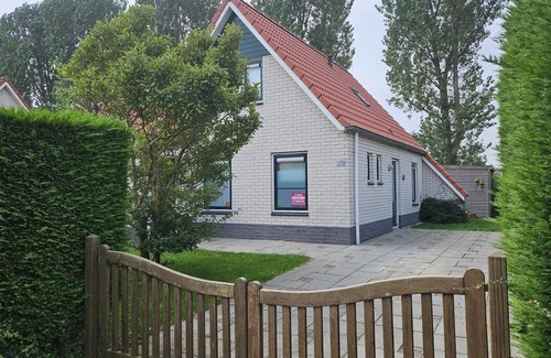 Breskens Casa | Type Zeemeeuw located at the Schoneveld holiday park is a tough holiday home with great comfort (87 m2). Around the House there is a garden with driveway for the car.