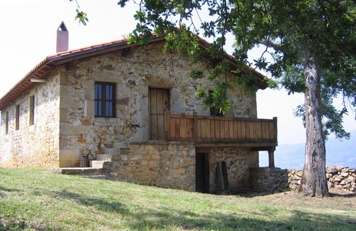 Alceda Casa | Vivienda típica del valle del Pas ubicada en una finca de verdes pastizales