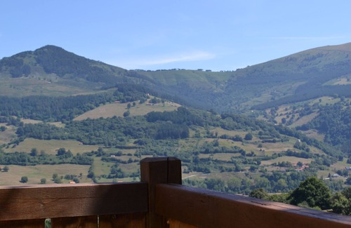 Alceda Casa | Vivienda típica del valle del Pas ubicada en una finca de verdes pastizales