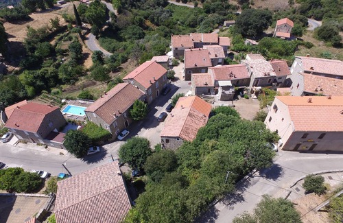 Pila-Canale Casa | Típica casa de granito en el corazón del pueblo.