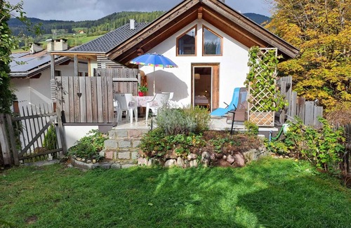 Sarentino Cabina | Typical South Tyrolean vacation cottage with garden and terrace