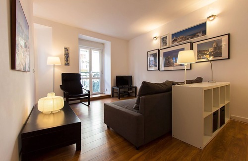 Alfama Apartamento | Typical Tailor Made Flat in Central Graça