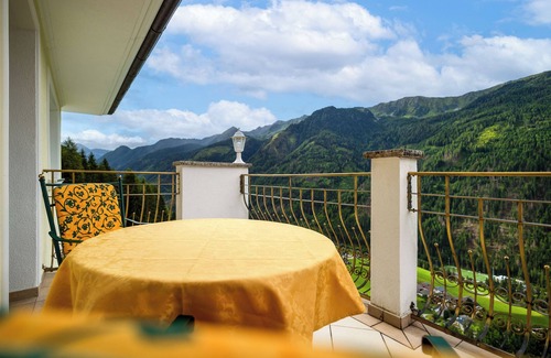 Selva dei Molini Apartamento | Tyrolean Chalet Apartment in Mountain Hideaway with SPA