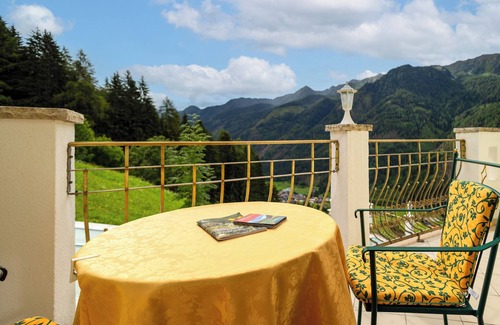 Selva dei Molini Apartamento | Tyrolean Chalet Apartment in Mountain Hideaway with SPA