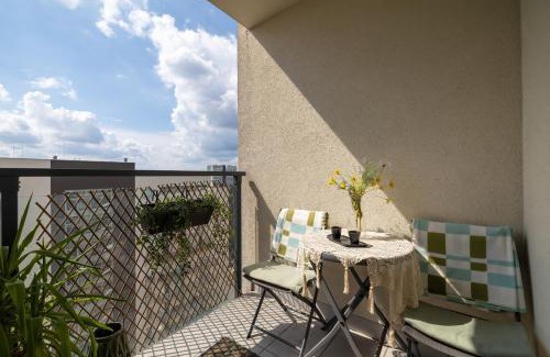 Katowice Apartamento | Tysiąclecia Studio Apartament z balkonem i darmowym parkingiem by Noclegi Renters