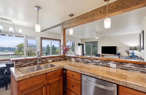 University District Apartamento | U-District Duplex w/ Rooftop Deck, Near Downtown & UMT