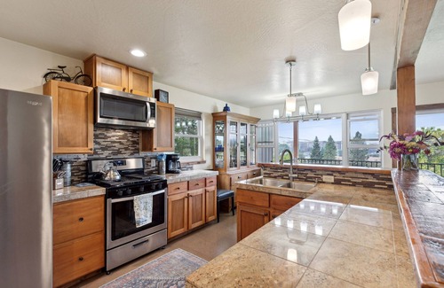 University District Apartamento | U-District Duplex w/ Rooftop Deck, Near Downtown & UMT