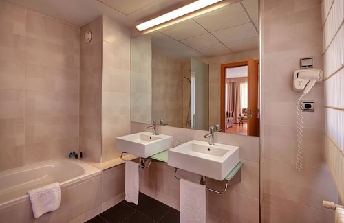 Romareda Hotel | U Hotel Villa - Gomá