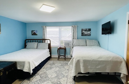 Munising Cama Y Desayuno | U.P.Iron Skillet B&B walking distance to Downtown Pictured Rocks sleeps 8.