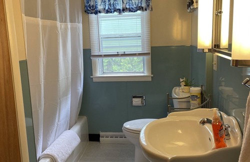 Munising Cama Y Desayuno | U.P.Iron Skillet B&B walking distance to Downtown Pictured Rocks sleeps 8.