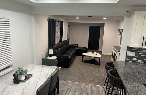Plum Casa | U.S open Oakmont home! 4 minutes away! Walking distance!