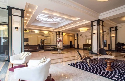 East Hyde Park Apartamento | UChicago, Shops + Eats, Lake | Gym + W&D | Zencity