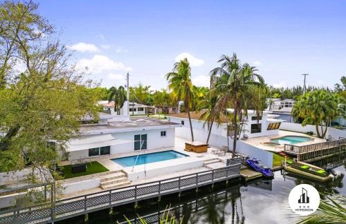 Ojus Casa | Uhost AI - Luxurious 5B Home w Pool & Lounge