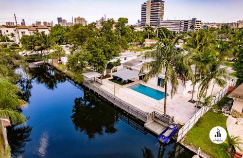 Ojus Casa | Uhost AI - Luxurious 5B Home w Pool & Lounge