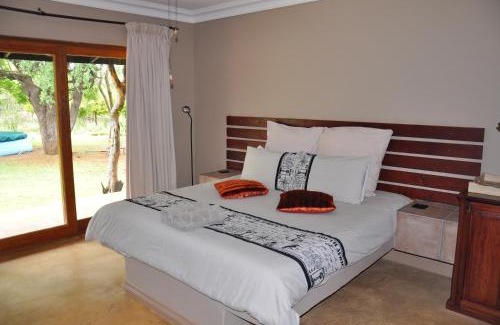 Madibeng Cabina | Ukutula Lion Lodge