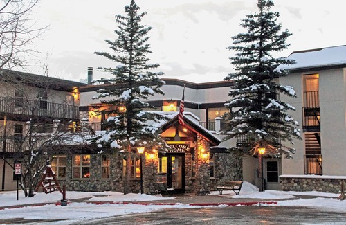 Steamboat Springs Hotel | Ultimate Adventure in Colorado! Three Serene Units, Near Ski Lifts, Free Shuttle Service, Hot Tub, Jacuzzi, Free Parking!