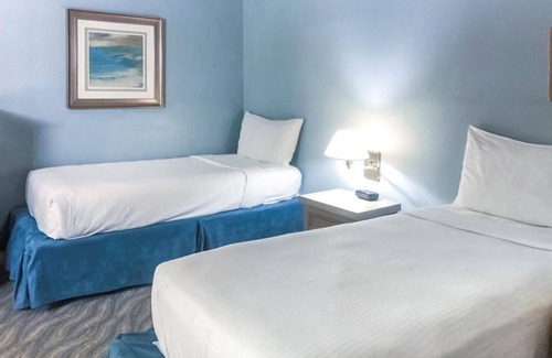 Capistrano Beach Complejo | Ultimate Beach Getaway! 2 Modern Units, Pool, Parking, Steps to the Beach!
