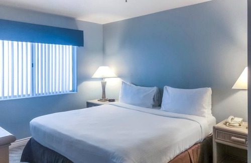 Capistrano Beach Complejo | Ultimate Beach Getaway! 2 Modern Units, Pool, Parking, Steps to the Beach!