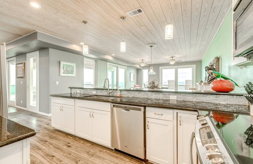 Gilchrist Casa | Ultimate | Beachfront | Sunset Views | Sleeps 16